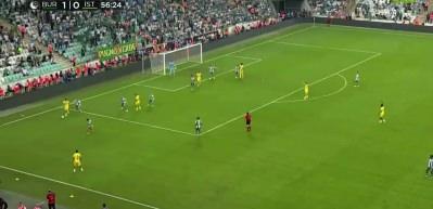 Hakemin kararına futbolcular bile inanamadı: Kurallar alt&uuml;st oldu!