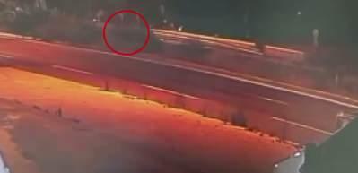 Otomobilin &ccedil;arptığı &ccedil;ocuk ağır yaralandı; kaza kamerada