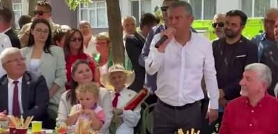 Partisinin adını unuttu! &Ouml;zg&uuml;r &Ouml;zel'den yeni gaf
