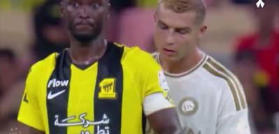Rakibin taktik notunu okumaya &ccedil;alışan Ronaldo kameralara yakalandı