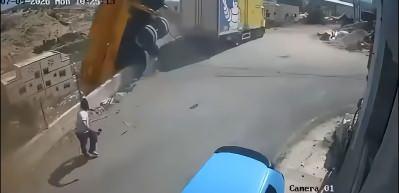 Freni boşaldı dev kamyon felakete s&uuml;r&uuml;klendi, şof&ouml;r son anda atlayarak kurtuldu