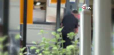 Uyuşturucu ş&uuml;phesi aileyi birbirine kattı: Babasının boğazını sıktı