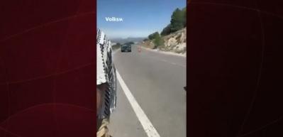 İspanya&rsquo;da dudak u&ccedil;uklatan kaza: Freni tutmayınca milyon dolarlık otomobile &ccedil;arptı
