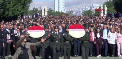 Kılı&ccedil;daroğlu, CHP'nin 103'&uuml;nc&uuml; kuruluş yıl d&ouml;n&uuml;m&uuml;nde Anıtkabir'i ziyaret etti