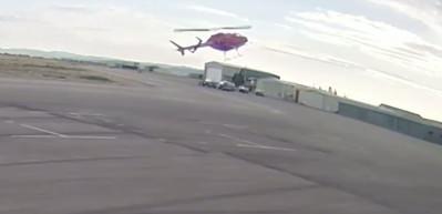 ABD&rsquo;deki helikopter dehşeti kamerada: Piste &ccedil;akılıp parampar&ccedil;a oldu!