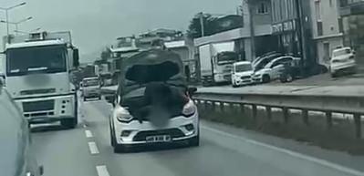 Bursa'da seyir halindeki otomobilin kaputunu a&ccedil;arak tamir yaptı