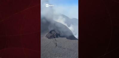 Etna Yanardağı k&uuml;l p&uuml;sk&uuml;rtt&uuml;: Katanya Havalimanı u&ccedil;uşlara kapatıldı