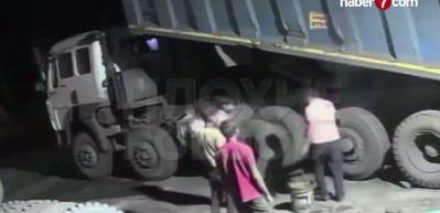 Hindistan'da kamyon lastiğine yanlış m&uuml;dahale &ouml;l&uuml;m getirdi!