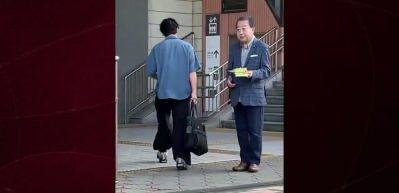 Japonya&rsquo;nın eski başbakanı sokakta tek başına se&ccedil;im &ccedil;alışması yaptı