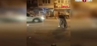 Karab&uuml;k'te sokak ortasında dehşet: İki kadının sopalı kavgası kamerada