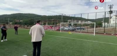  Mesut &Ouml;zil, gen&ccedil;lere futbol akademisi m&uuml;jdesi verdi