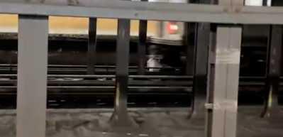 New york metrosunda dehşet anları: Arkadaşını kurtarmak isterken can verdi