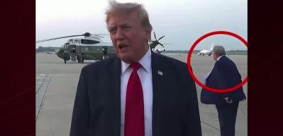  Trump'ın basın a&ccedil;ıklamasındaki gizemli kişi sosyal medyada g&uuml;ndem oldu