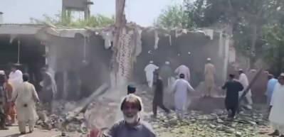 Pakistan'da cami yakınında patlama!