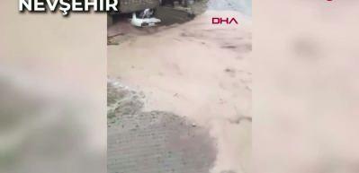 Sağanak yağışlar 5 ilimizde hayatı fel&ccedil; etti: Yollar g&ouml;le d&ouml;nd&uuml;, ara&ccedil;lar s&uuml;r&uuml;klendi