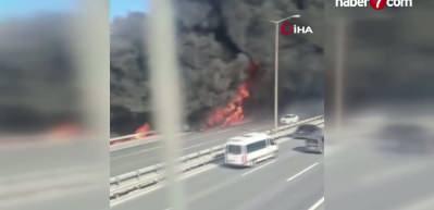 TEM Otoyolu kilit: Seyir halindeki tır alev alev yandı
