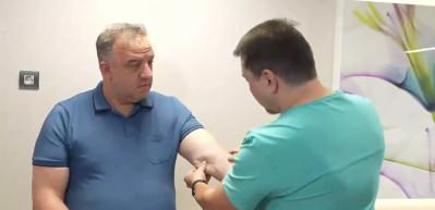 15 yıldır kolunda taşıyordu! 15 santimetrelik dev kitleden ablasyonla kurtuldu