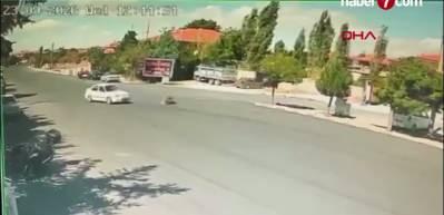 Niğde'de yolun karşısına ge&ccedil;erken otomobilin &ccedil;arptığı engelli yaralandı