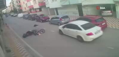 Aniden yola &ccedil;ıkan &ccedil;ocuğa motosiklet &ccedil;arptı! Kaza anı kamerada