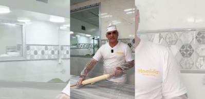 Baklavanın yapım aşamalarını İngilizce anlattı: Akıcı konuşması dikkat &ccedil;ekti