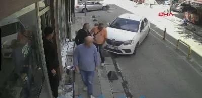 Bayrampaşa'da savrulan otomobil berber d&uuml;kkanına daldı: 2&rsquo;si ağır, 5 yaralı
