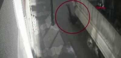 Kamyonetin kasasında seyahat eden şahıs yaralandı