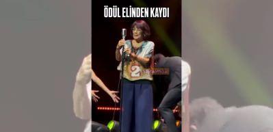 Kerem Alışık'ın &ouml;d&uuml;l gecesinde talihsiz anları! Bir anda neye uğradığını şaşırdı