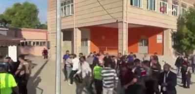 Manisa'da okul &ouml;n&uuml;nde silahlı saldırı: Yaralı &ouml;ğrenciler var
