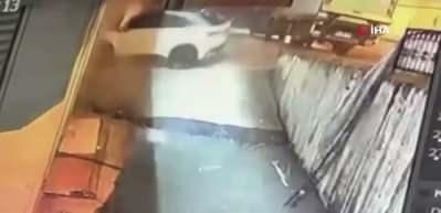 Beylikd&uuml;z&uuml;'nde feci kaza: Kontrolden &ccedil;ıkan otomobil d&uuml;kkana daldı!