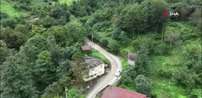 Artvin'de anlaması g&uuml;&ccedil; olay! 35 yıllık evin altından fışkırıyor