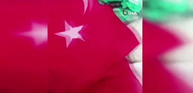 Bayrağı &ccedil;&ouml;pe attı, 'vatan hainleri' diye paylaşım yaptı