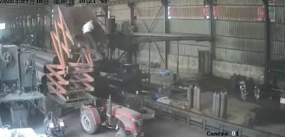 &Ccedil;in'de fabrikada korkun&ccedil; kaza: İki iş&ccedil;i forkliftten d&uuml;şt&uuml;!