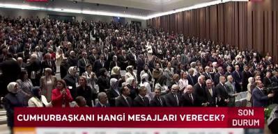 Cumhurbaşkanı Erdoğan AK Parti'ye katılan belediye başkanlarına rozet taktı