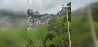 Deprem sırasında yama&ccedil;tan kopan dev kaya k&uuml;tlesi korkuttu