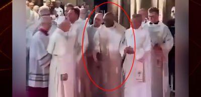Eli havada kaldı! Papa 14. Leo Fransa ziyaretinde siyahi rahibi g&ouml;rmezden geldi
