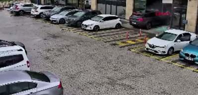 Gaz ile freni karıştırdı: &Ouml;n&uuml;ndeki ara&ccedil;la birlikte kafeye girdi