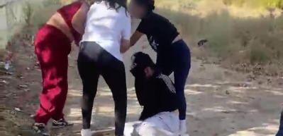 Gen&ccedil; kızı zorbalayan akranlarının yaptıkları pes dedirtti