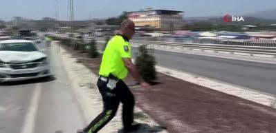 Hatay'da trafik polisinin hareketi takdir topladı