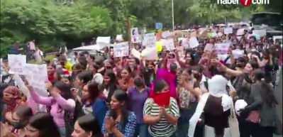 Hindistan'da binlerce &ouml;ğrenci, &uuml;niversitede tecav&uuml;z iddialarını protesto etti