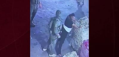  Batı Şeria'da pazara baskın d&uuml;zenleyen İsrail askerlerinden Filistinli iş&ccedil;ilere darp
