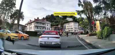 Trafikte taksi ter&ouml;r&uuml; kamerada: Yaya ge&ccedil;idindeki &ccedil;ocuğu bile hi&ccedil;e saydı