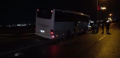 Malatya'da otob&uuml;s ile hafif ticari ara&ccedil; &ccedil;arpıştı: 2 &ouml;l&uuml;, 3 yaralı