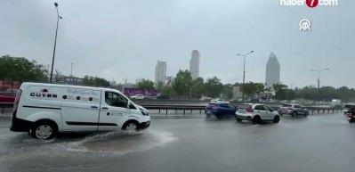 Meteorolojiden İstanbul ve &ccedil;evresi i&ccedil;in g&ouml;k g&uuml;r&uuml;lt&uuml;l&uuml; sağanak uyarısı