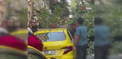 Nişantaşı'nda korku dolu anlar! K&ouml;k&uuml;nden s&ouml;k&uuml;len ağa&ccedil; ara&ccedil;ları b&ouml;yle ezdi