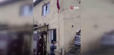 Okul yangınında y&uuml;rekleri ısıtan an: Alevlerin arasından T&uuml;rk bayrağını b&ouml;yle kurtardı
