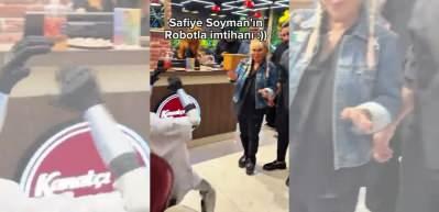 &Ouml;nce korktu sonra g&ouml;bek attı: Safiye Soyman robotla karşılıklı roman havası oynadı!