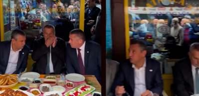 &Ouml;zg&uuml;r &Ouml;zel'in kahvaltısı Tepkilere neden oldu!  Vatandaş Yağmur Altında İzledi
