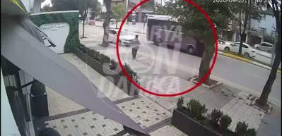 Sakarya'da feci kaza anı kamerada: Otomobilin &ccedil;arptığı yaya metrelerce havaya fırladı