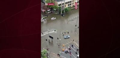 Sel felaketi eğlenceye d&ouml;n&uuml;şt&uuml;: Tayland sokaklarında jet ski şovu