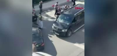 İstanbul trafiğinde bildik manzara: Caddeyi ringe &ccedil;evirdiler